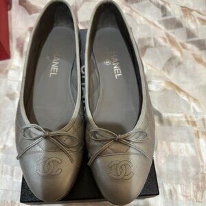 Chanel classic quilted leather ballet flats in silver/gray.  Size 40